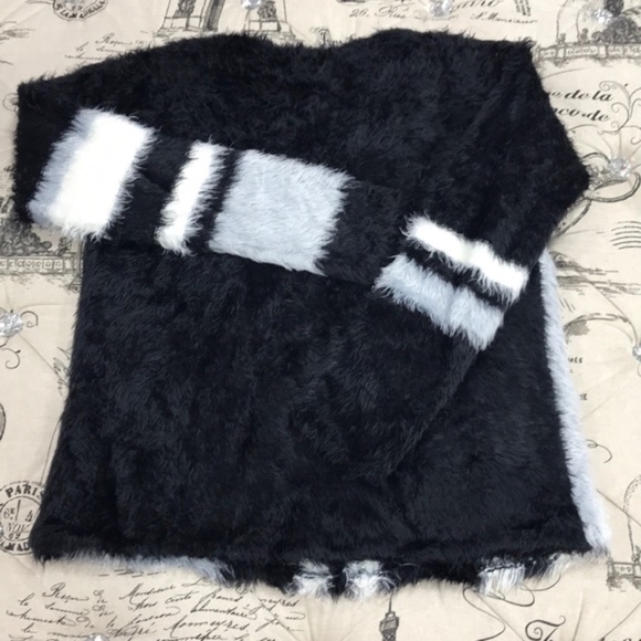 VINCE CAMUTO FLUFFY SWEATER - Picture 6 of 6